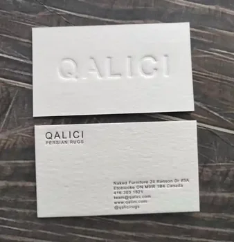 Изготовленные на заказ визитки из плотной белой бумаги с тисненым логотипом и золотой фольгой