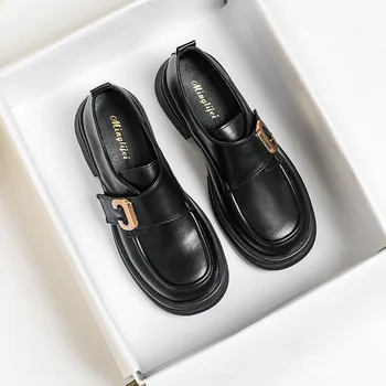 Осенняя женская обувь из черной кожи 2023 года, стильный металлический дизайн, низкие каблуки в британском стиле, одежда для вечеринок и работы, женские повседневные лоферы